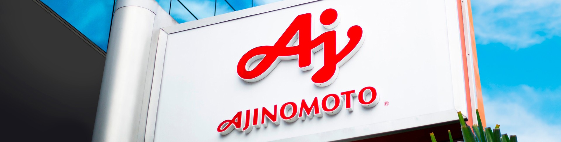 Placa da fachada da empresa com a logo da Ajinomoto