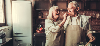 Casal cozinhando juntos