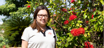 Imagem de uma mulher com o uniforme de Ajinomoto