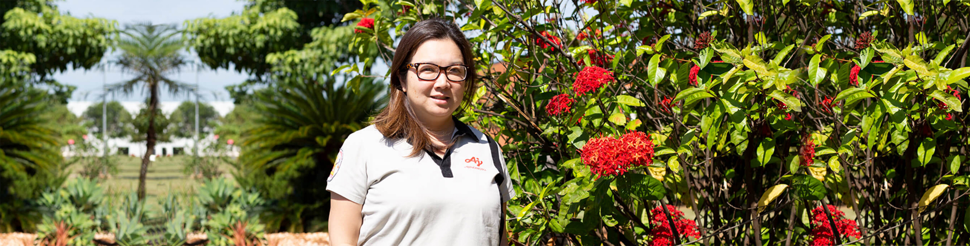 Imagem de uma mulher com o uniforme de Ajinomoto