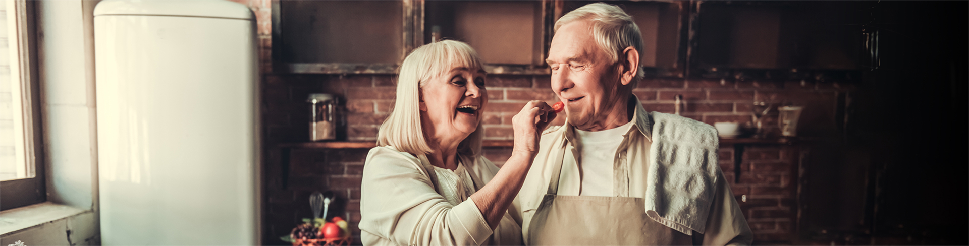 Casal cozinhando juntos