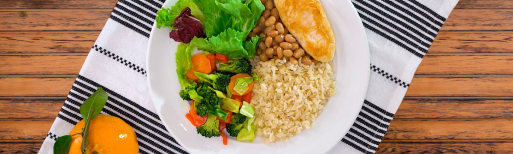 Prato com arroz, feijão, uma carne e uma salada com diversas verduras