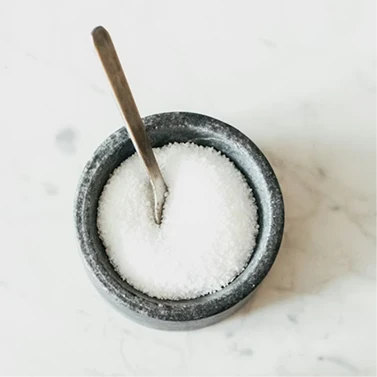 Pote de sal com uma colher dentro