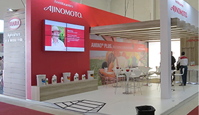 Bancada da Ajinomoto com produtos para degustação e mesas e cadeiras para bate-papo