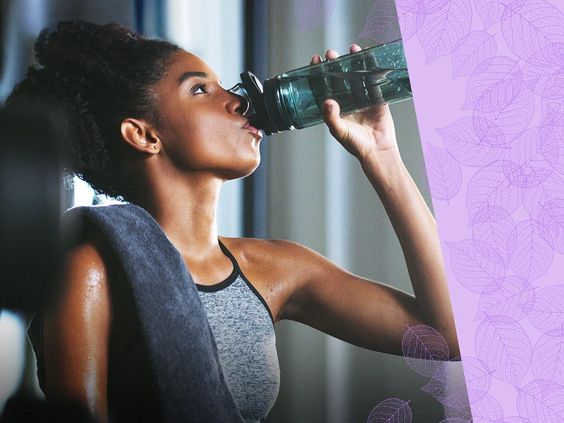 Mulher praticando atividade física hidratando-se após o treino