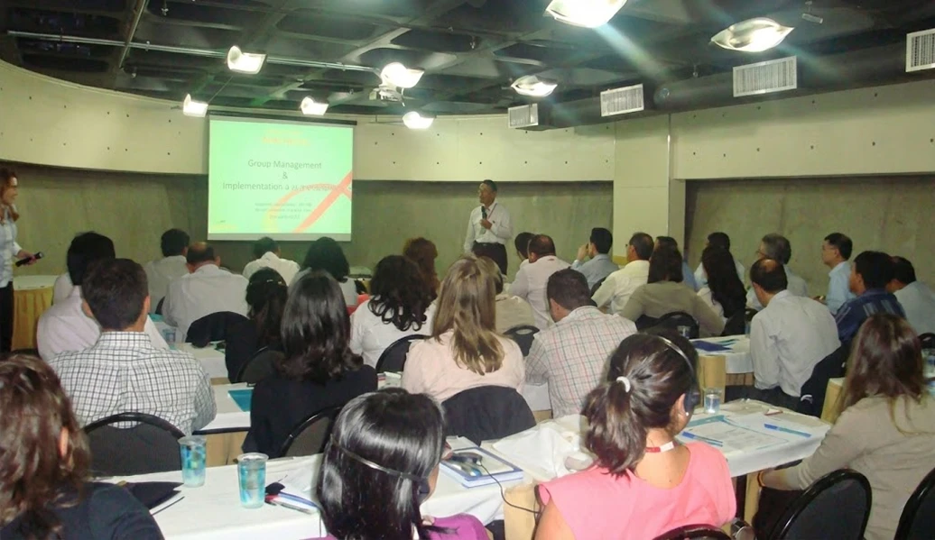 Profissionais do Grupo Ajinomoto em uma sala de conferência