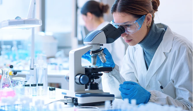 Cientistas fazendo testes em um laboratório