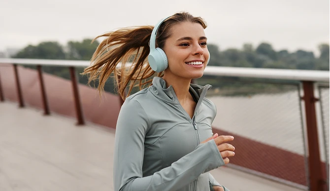 Mulher correndo enquanto ouve música