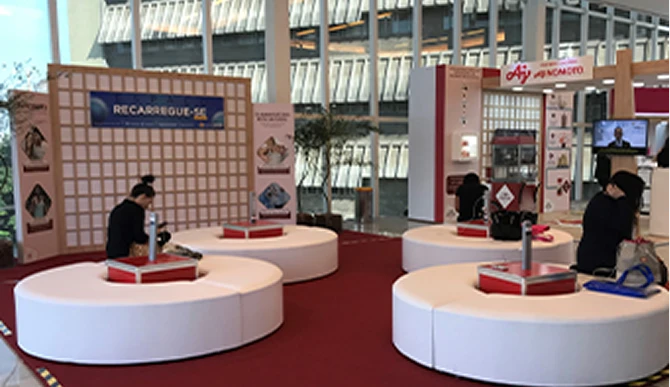 Espaço da Ajinomoto para bate-papo com puffs e paineis em feira