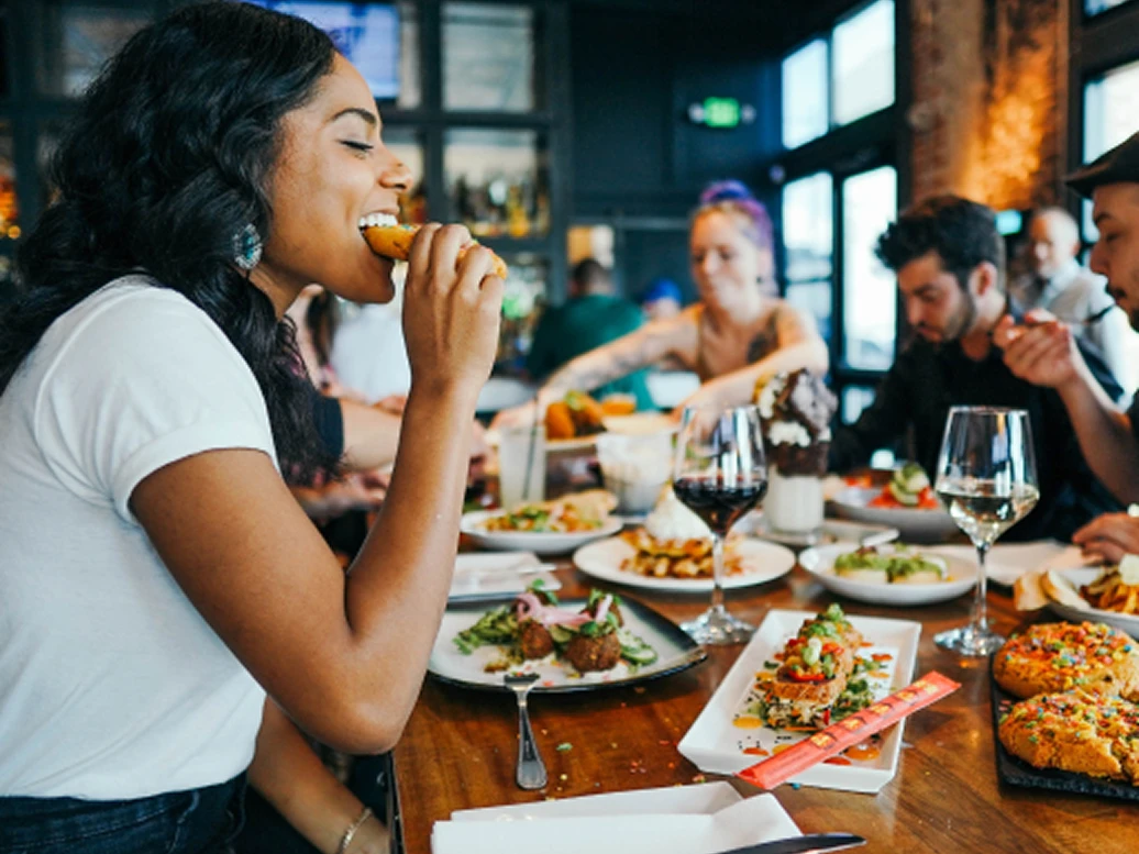 Pessoas em uma mesa almoçando