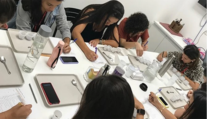 Pessoas realizando uma reunião 