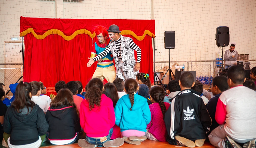 Crianças assistindo a um teatro