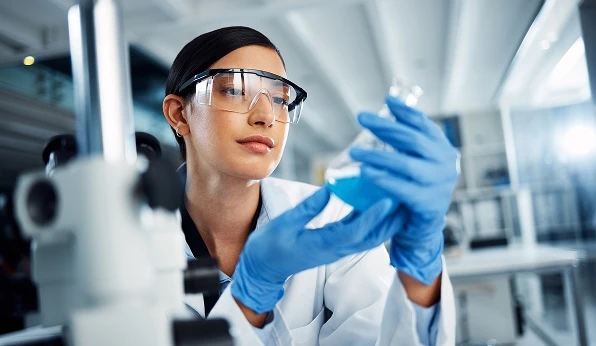 Cientista lendo um frasco de vidro