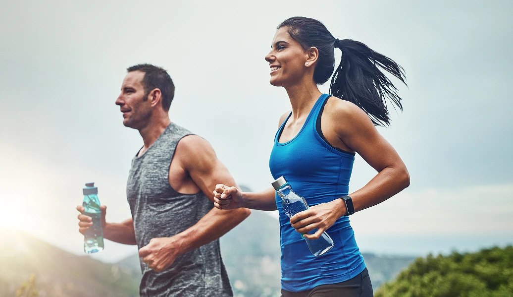 Duas pessoas realizando atividade física