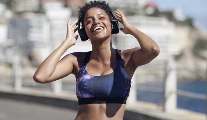 Mulher ouvindo música