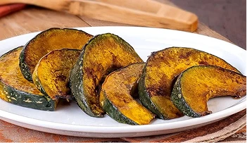 Prato com tiras de abóbora assada com molho shoyu e mel