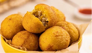 Tijela com bolinhos de milho com recheio de casca de banana