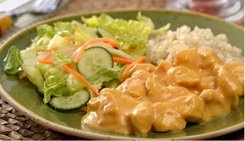 Prato com estrogonofe, arroz e salada de pepino