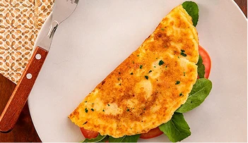 Prato com omelete recheada