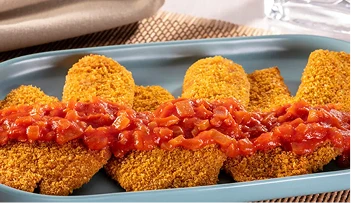 Prato com tiras de peixe empanado com molho em cima