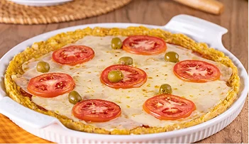 Forma com pizza de pão amanhecido