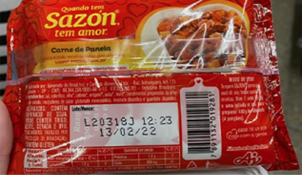 Embalagem de tempero Sazón Ajinomoto com uma nova disposição das informações essenciais