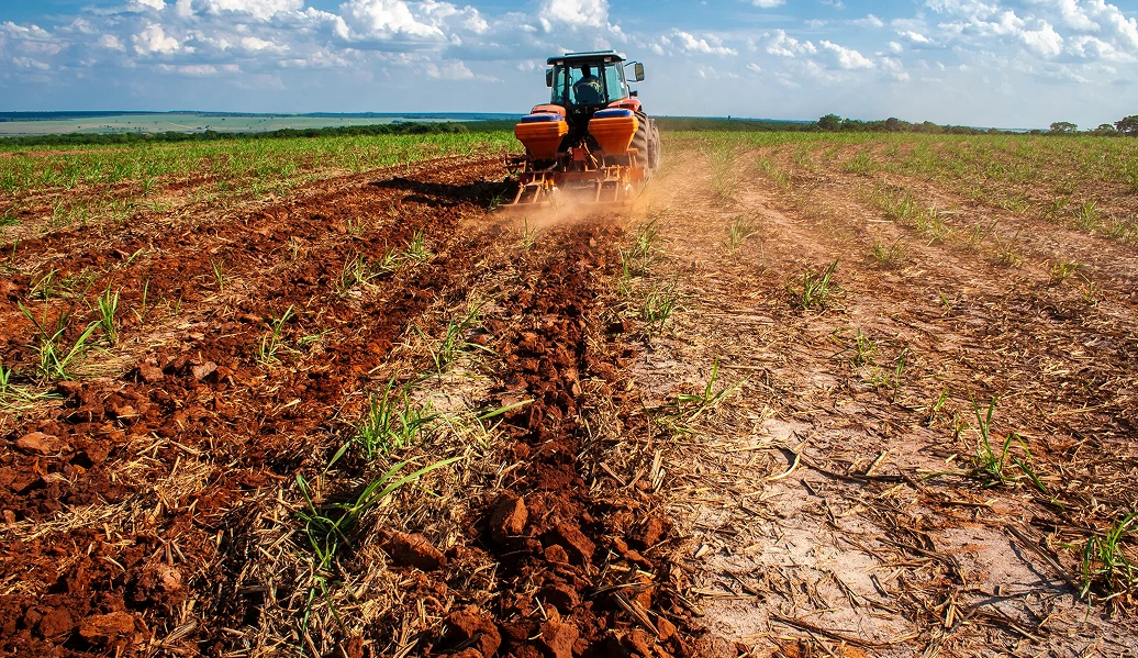 Trator passando em um campo