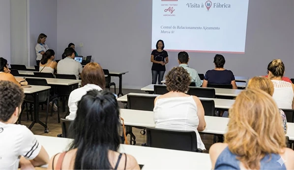 Pessoas assistindo a uma palestra em uma sala na fábrica da Ajinomoto