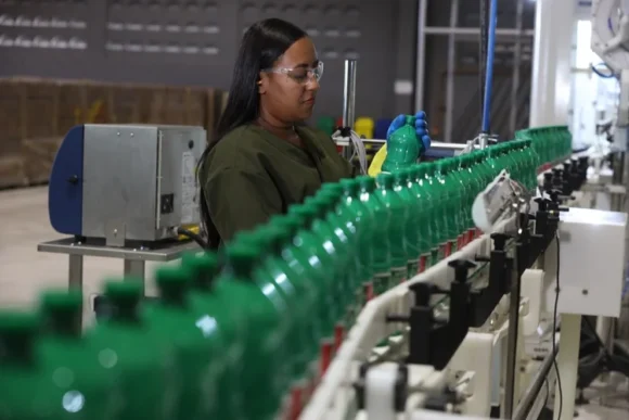 Mulher na linha de produção